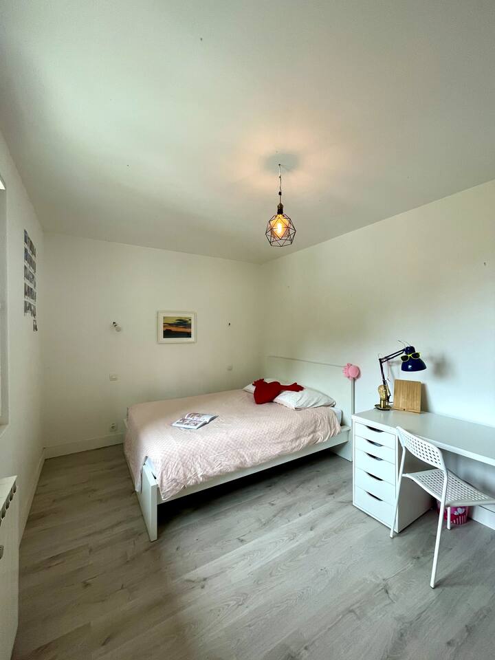 Chambre avec lit en 140 cm.
Penderie/ dressing/ bureau.