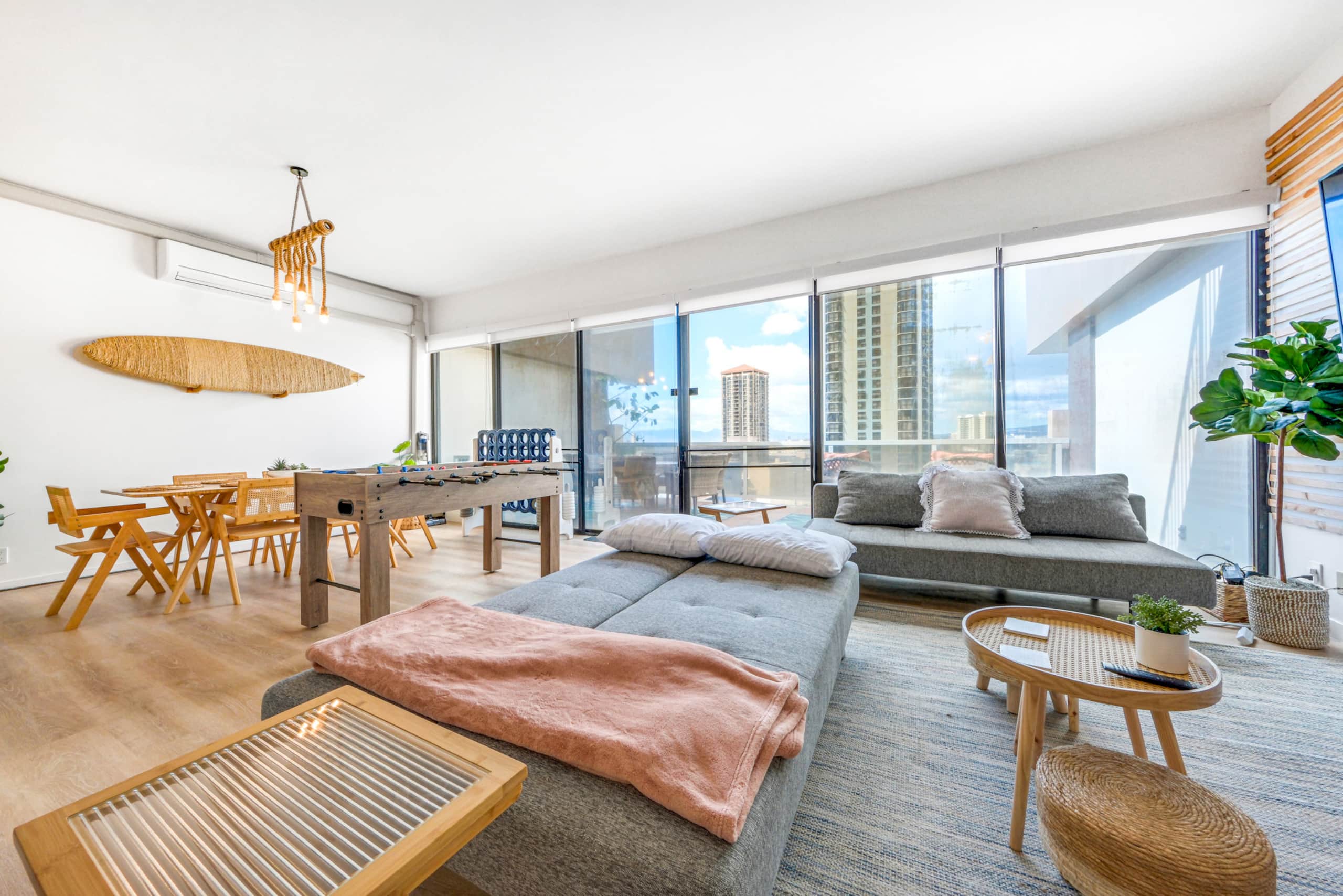 Downtown Spacious 1B Apt Washer Parking Patio! - Image 2