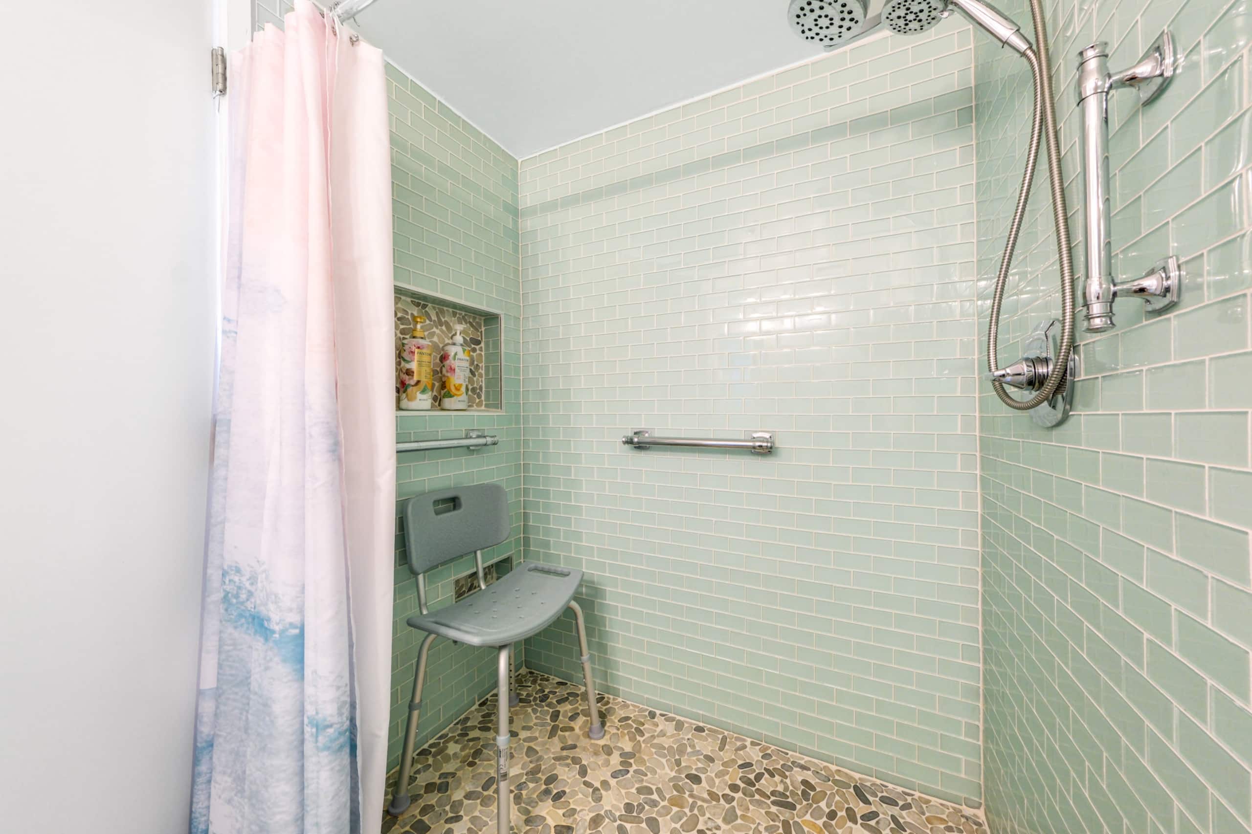 Downtown Spacious 1B Apt Washer Parking Patio! - Image 29