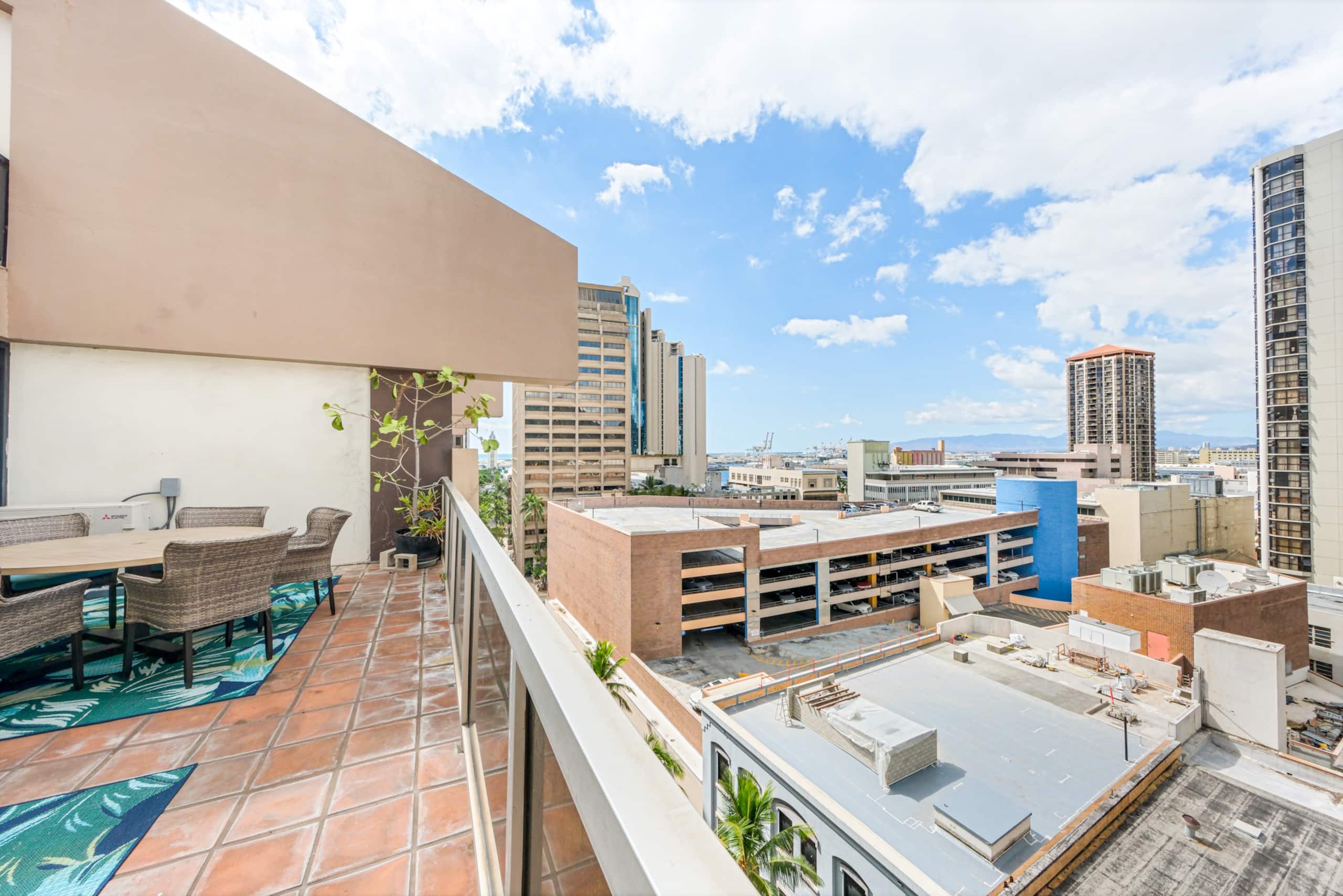 Downtown Spacious 1B Apt Washer Parking Patio! - Image 37