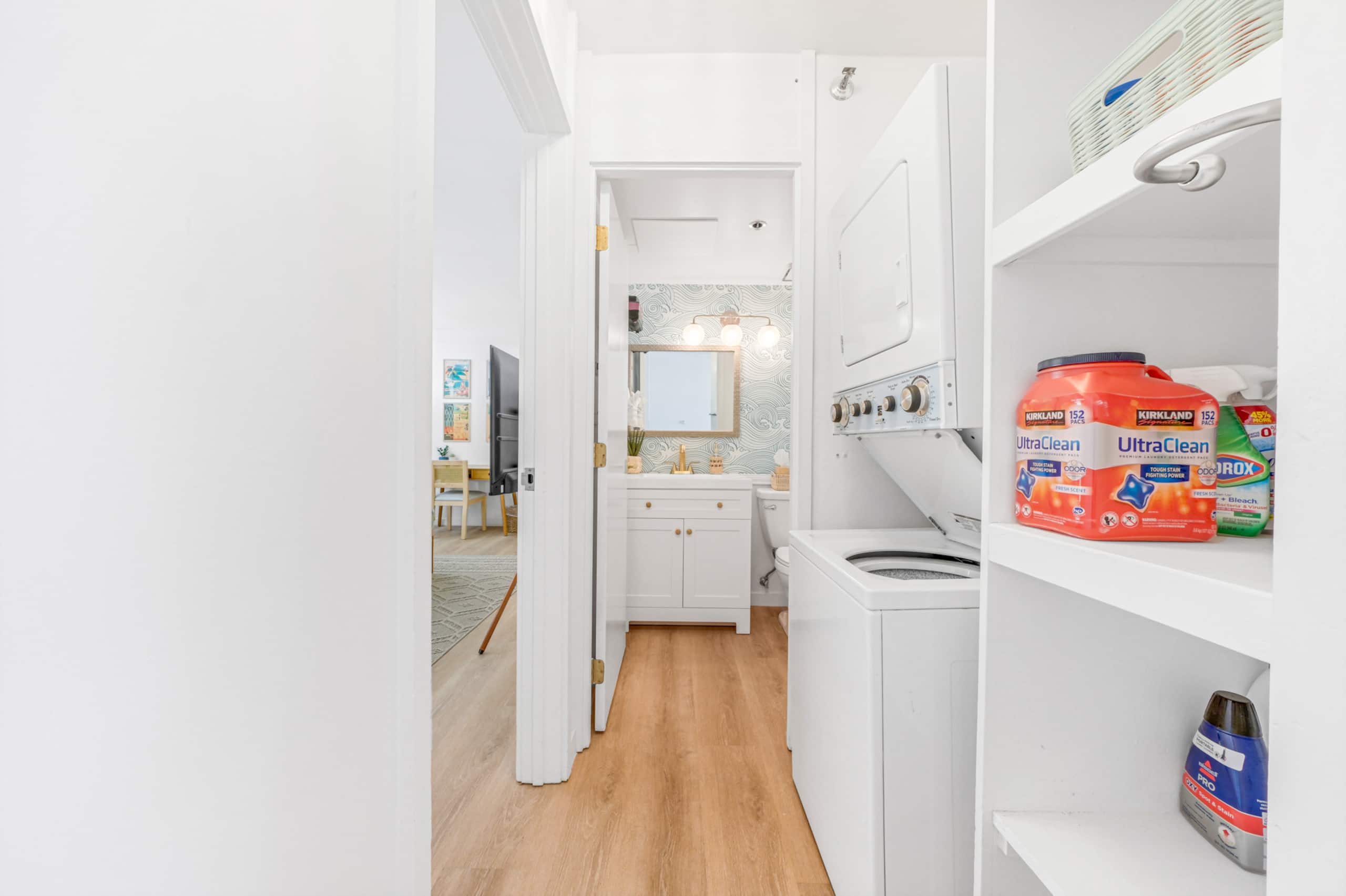 Downtown Spacious 1B Apt Washer Parking Patio! - Image 34