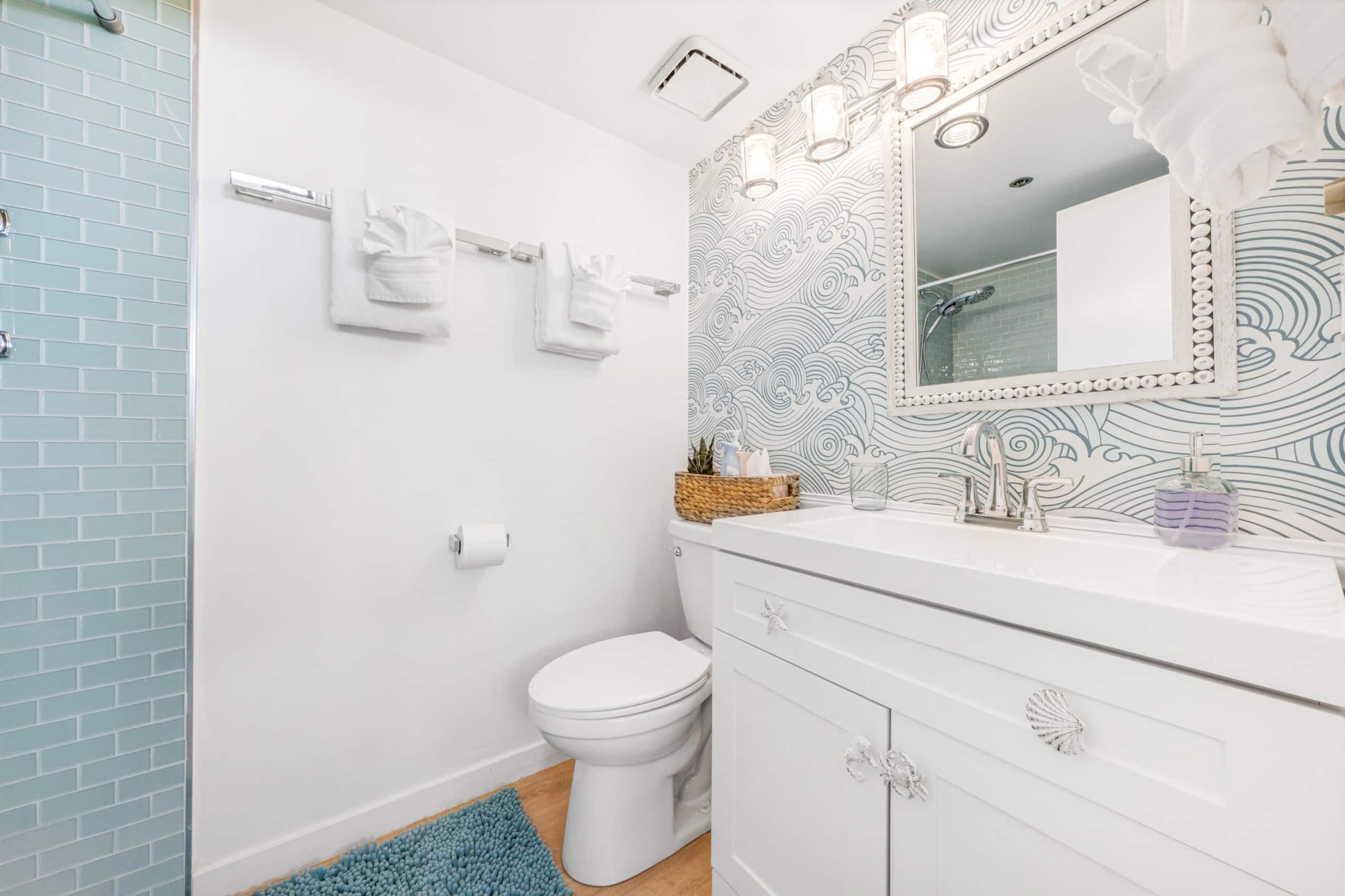 Downtown Spacious 1B Apt Washer Parking Patio! - Image 30