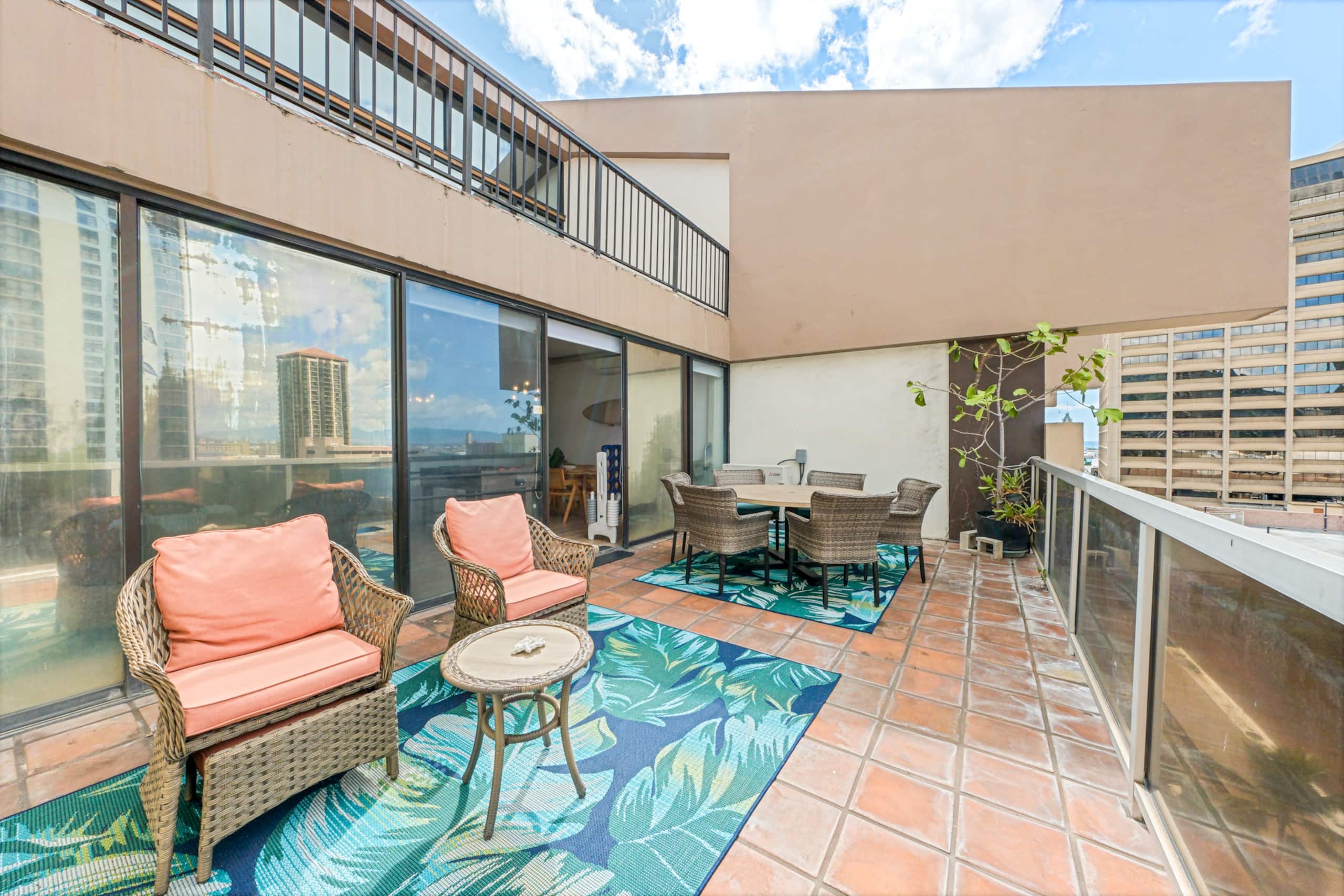 Downtown Spacious 1B Apt Washer Parking Patio! - Image 35