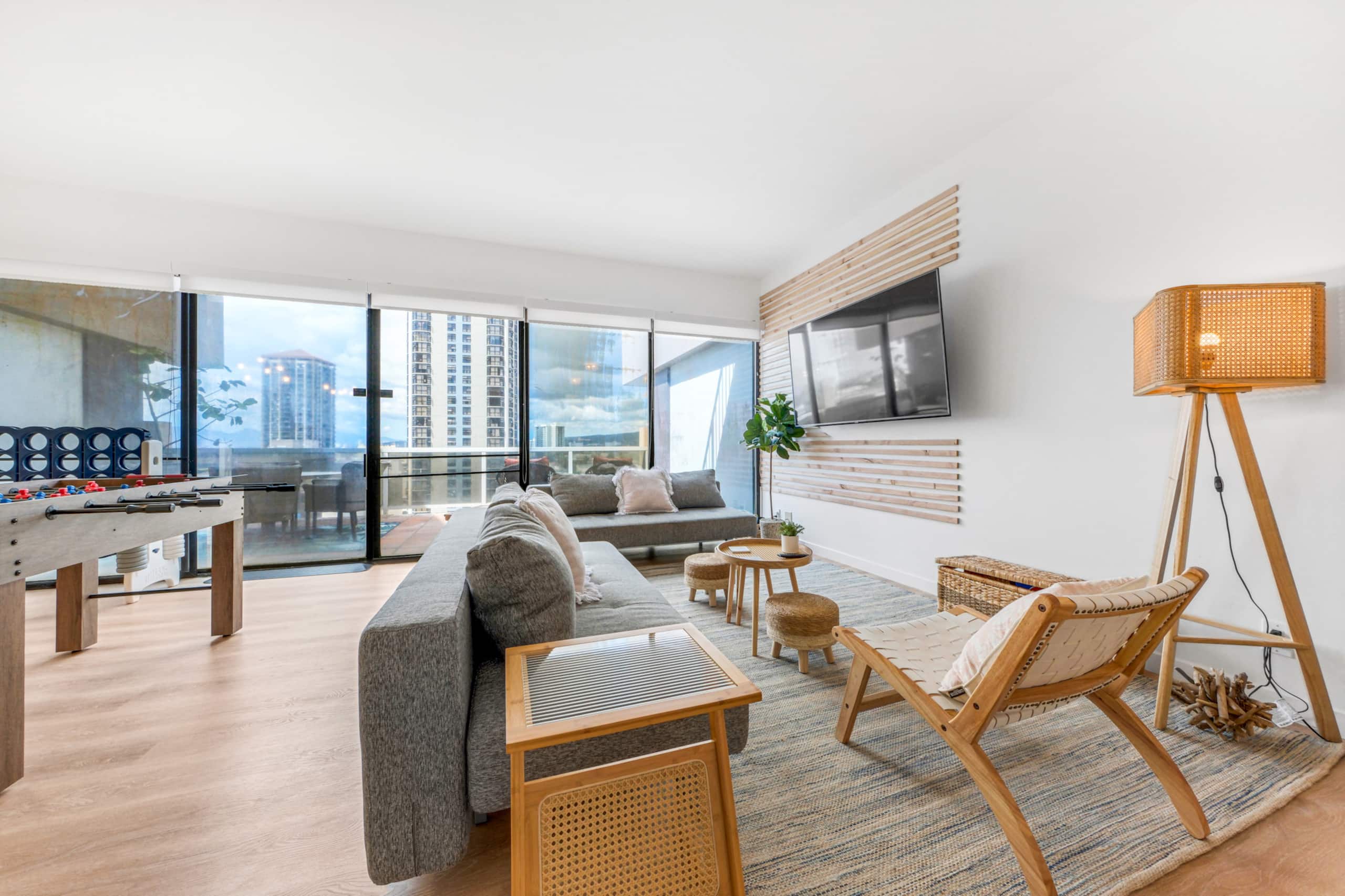 Downtown Spacious 1B Apt Washer Parking Patio! - Image 9