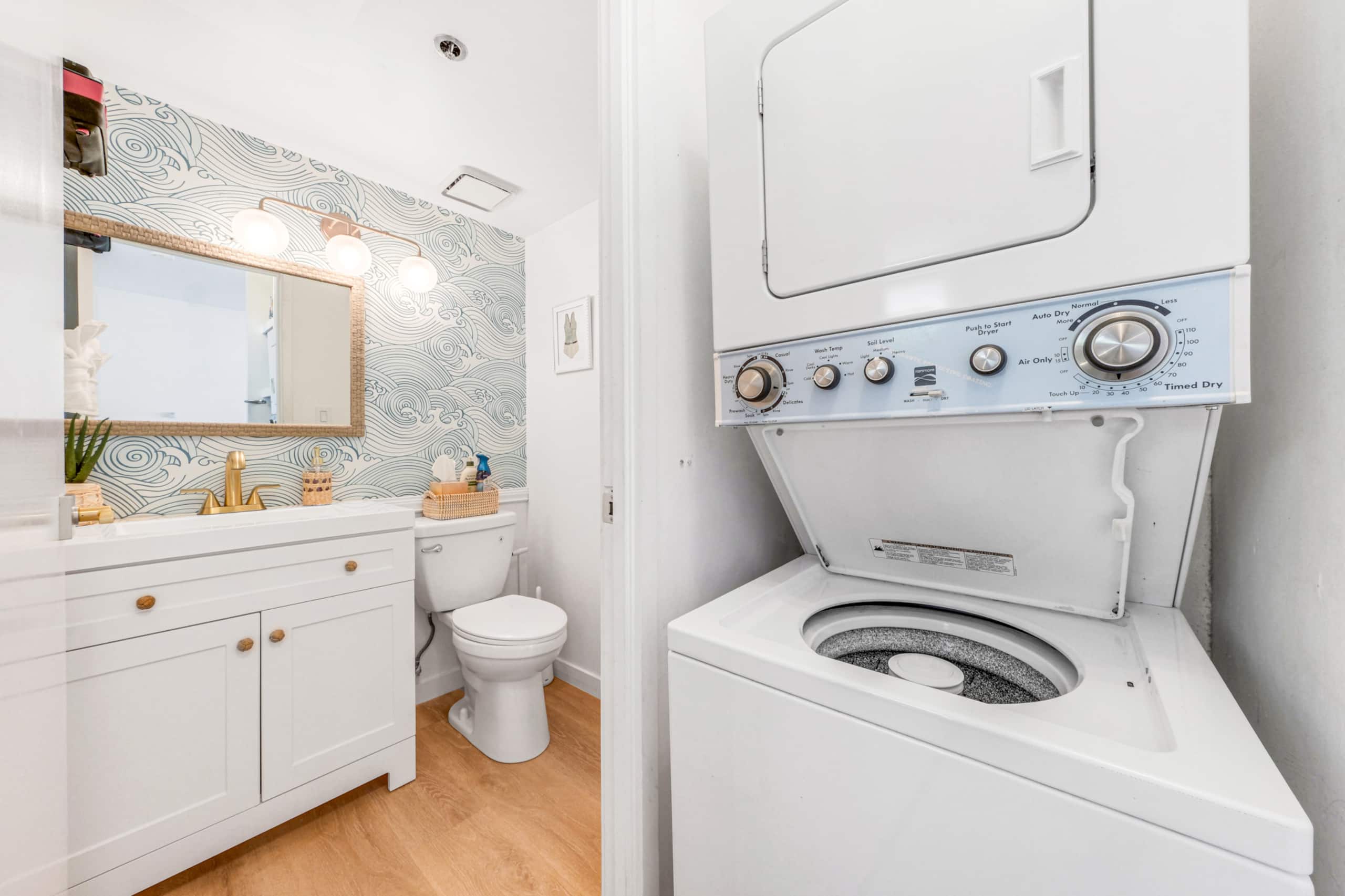 Downtown Spacious 1B Apt Washer Parking Patio! - Image 33