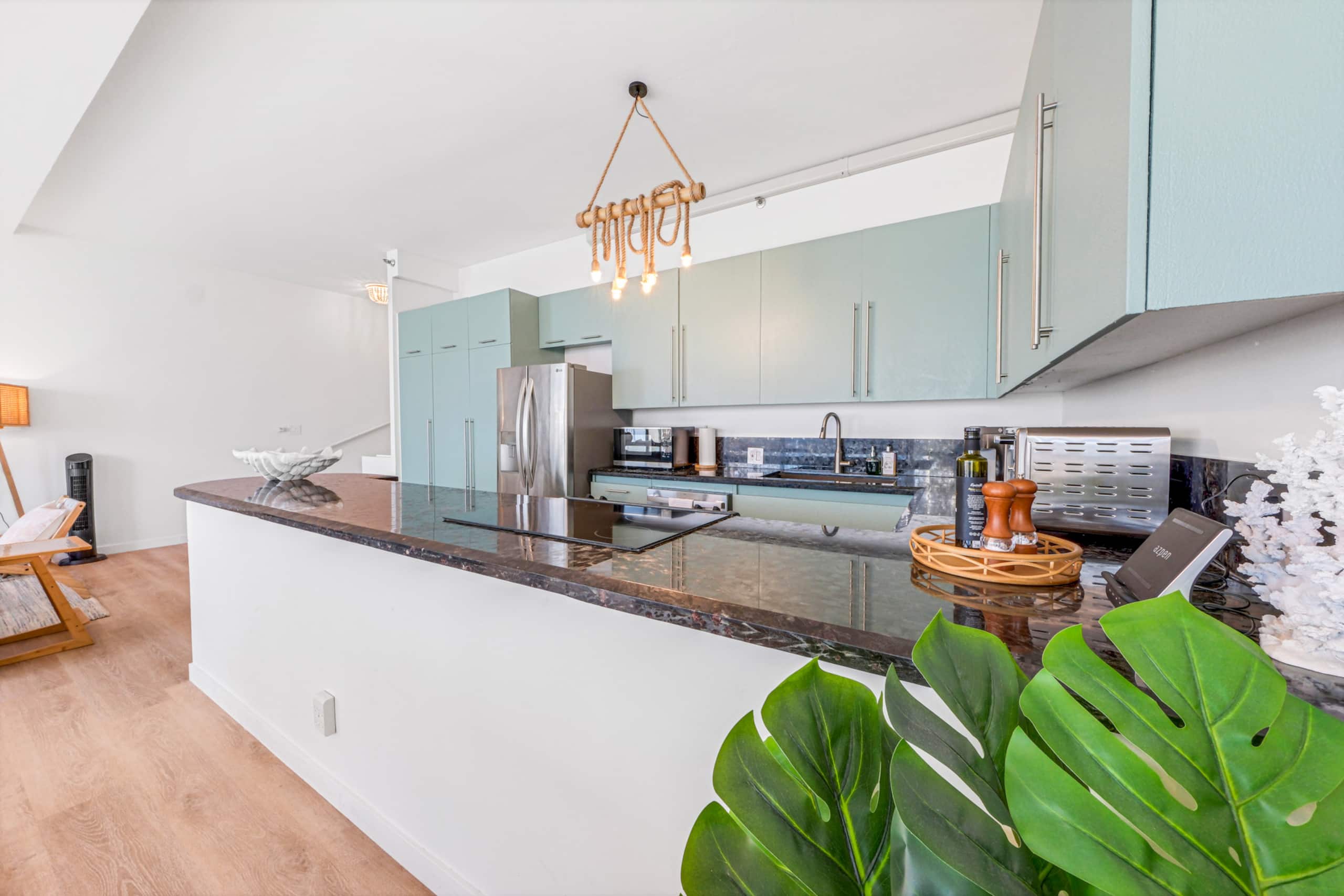Downtown Spacious 1B Apt Washer Parking Patio! - Image 14