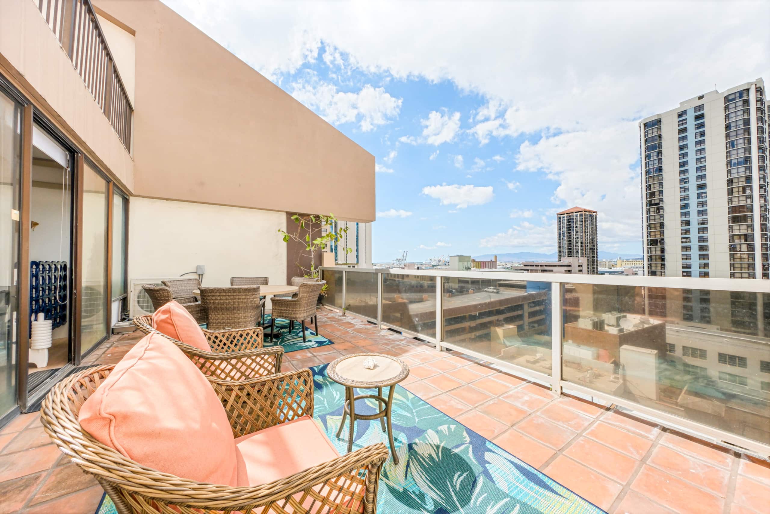 Downtown Spacious 1B Apt Washer Parking Patio! - Image 36