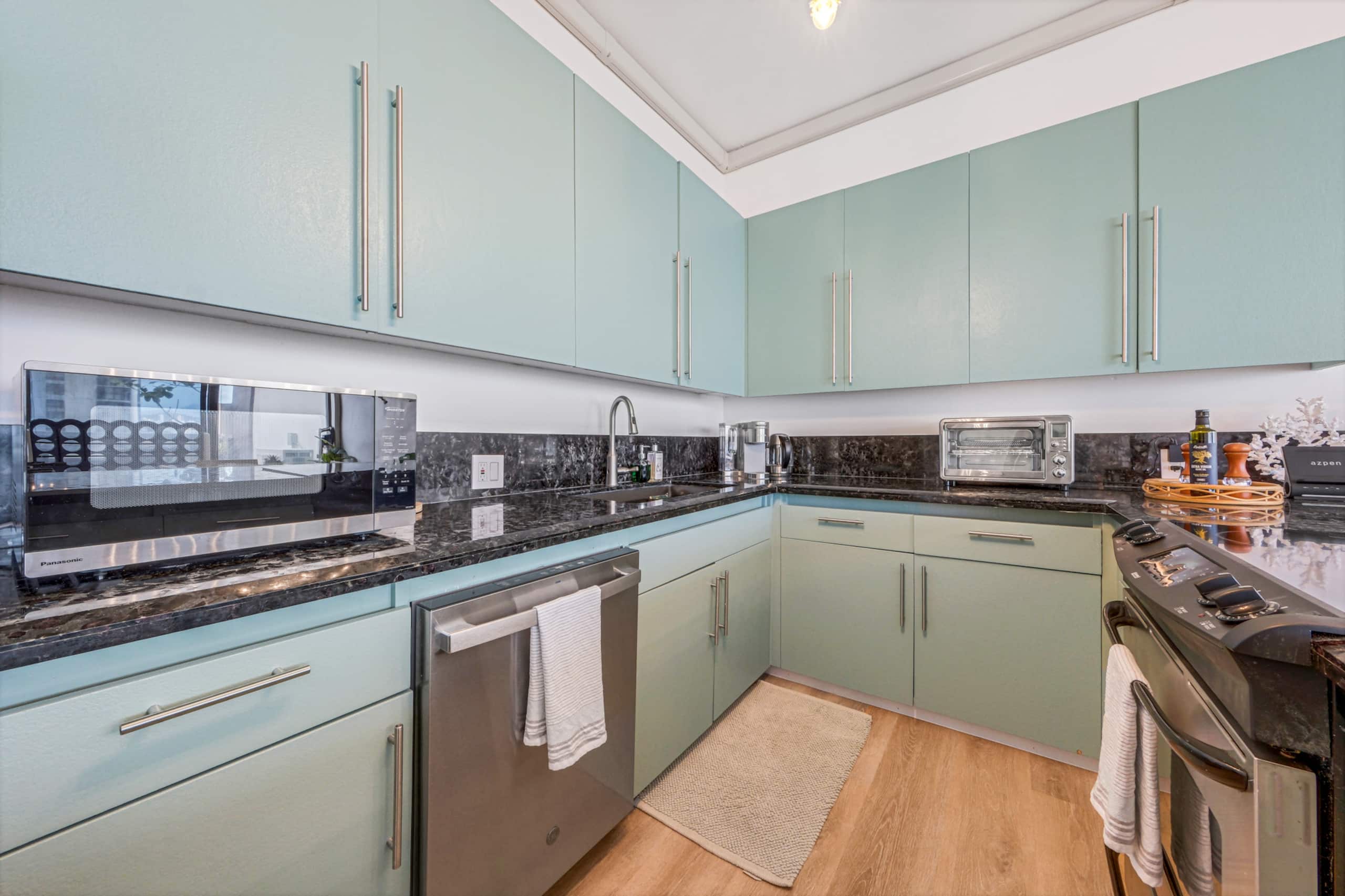 Downtown Spacious 1B Apt Washer Parking Patio! - Image 16