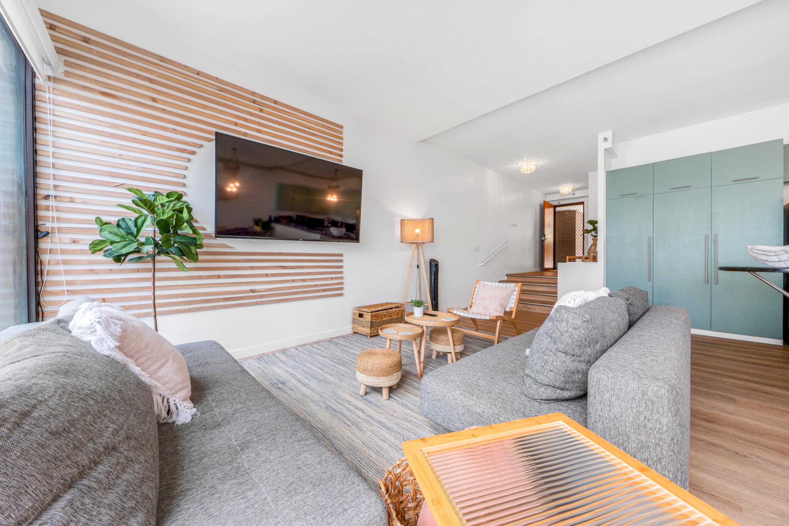 Downtown Spacious 1B Apt Washer Parking Patio! - Image 10