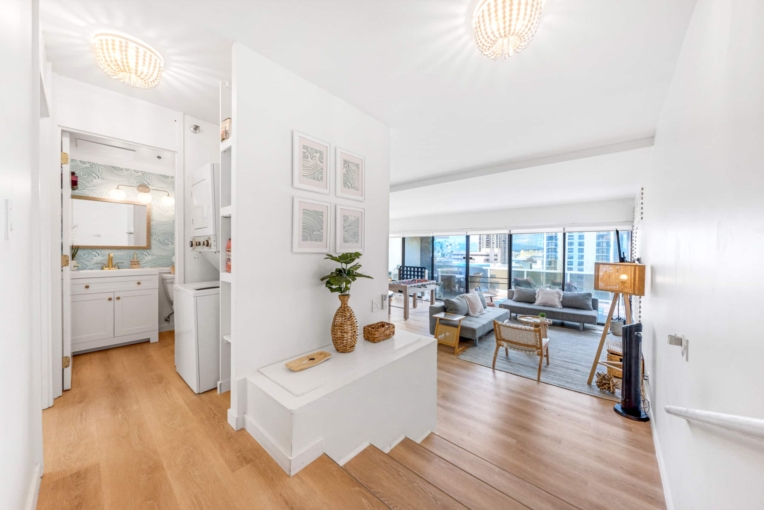 Downtown Spacious 1B Apt Washer Parking Patio! - Image 6