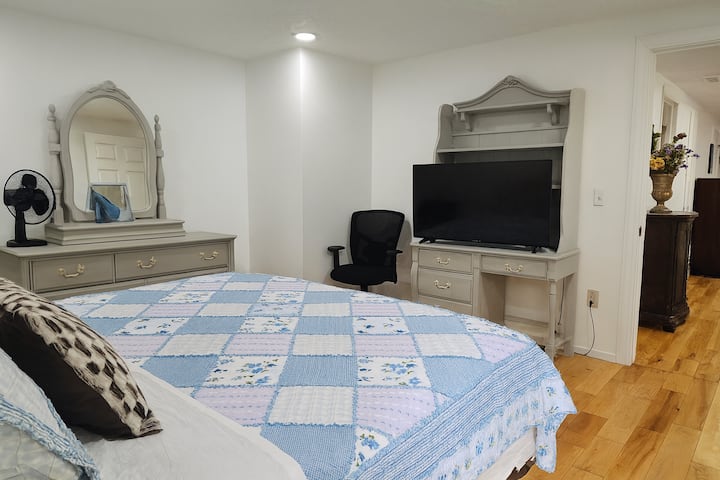 舒适的卧室，配有标准双人床和智能电视。