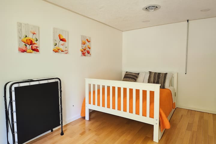 客卧配备全尺寸床和方便的拉出式双人床，非常适合在干净舒适的环境中提供额外的睡眠空间