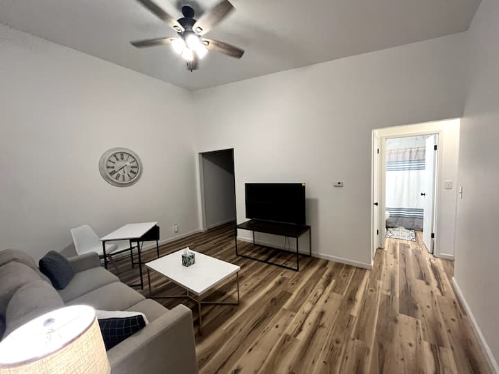 Modern Executive Flat | Sleeps 4 - Bloomington, IL
