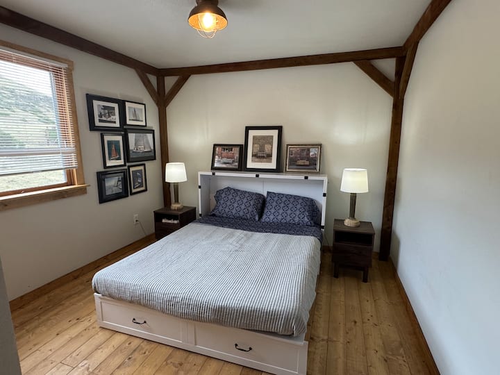 Втората спалня е удобна, с двойно легло, малко по-ниско от пода. Рамката на леглото има контакти за три щифта и USB заряд. Стаята включва и килер. 