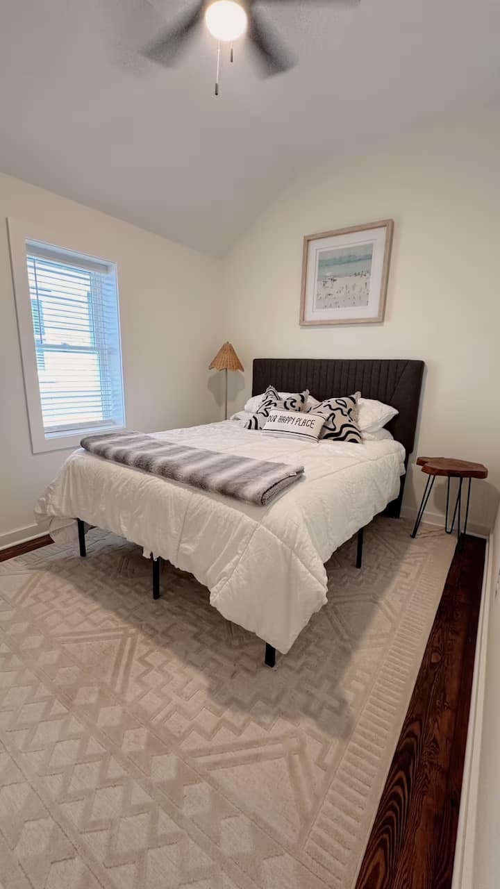 ליהנות מחדר שינה נקי ומינימליסטי עם מצעים נוחים ואווירה מרגיעה.