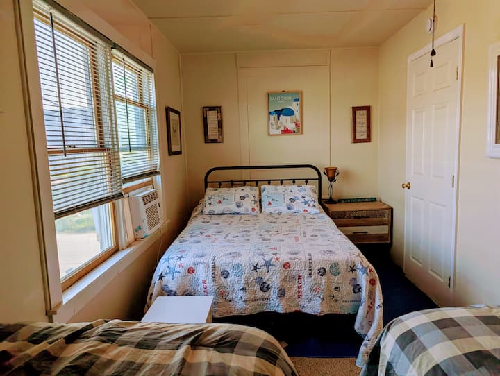 Táto svetlá spálňa je ideálna pre rodiny alebo skupiny a zahŕňa jednu pohodlnú manželskú posteľ a dve samostatné postele s čerstvou posteľnou bielizňou a mäkkými vankúšmi. Nájdete tu aj úložný priestor, nočné stolíky s lampičkami na čítanie a veselú výzdobu, vďaka ktorej je izba príjemná.