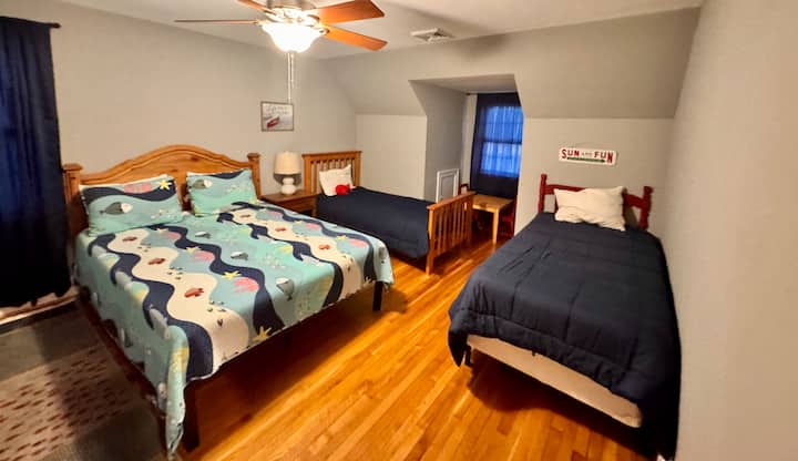 Slaapkamer 2 - Deze slaapkamer bevat ook een pakket en spelen samen met een witte ruismachine en een comfortabele stoel voor het voeden of wiegen van je kleintje om te slapen.