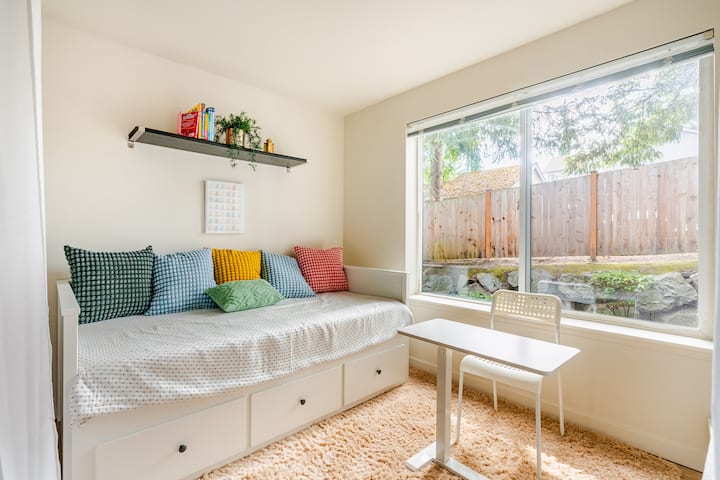 Дневен кревет кој се склопува до брачен кревет со завеси за приватност! Се наоѓа во дневната соба