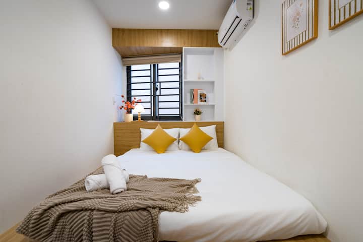 Chambre avec un lit Queen Size et des draps en coton frais de qualité supérieure pour un séjour agréable.