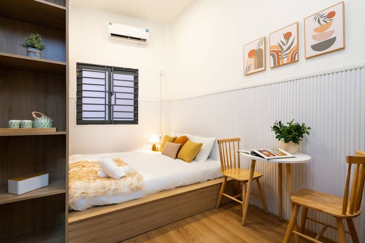 Chambre avec un lit Queen Size, un espace de travail dédié et du linge de lit en coton haut de gamme pour un séjour confortable.