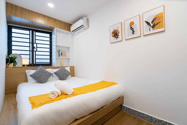 Chambre avec un lit Queen Size et des draps en coton frais de qualité supérieure pour un séjour agréable.