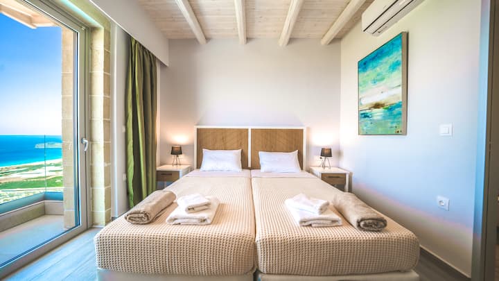 קומה ראשונה: חדר שינה 2 עם שתי מיטות יחיד (או קינג) וחדר רחצה צמוד