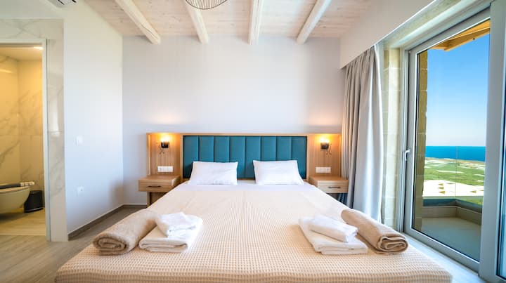 קומה ראשונה: חדר שינה 1 עם מיטת קינג סייז וחדר רחצה צמוד