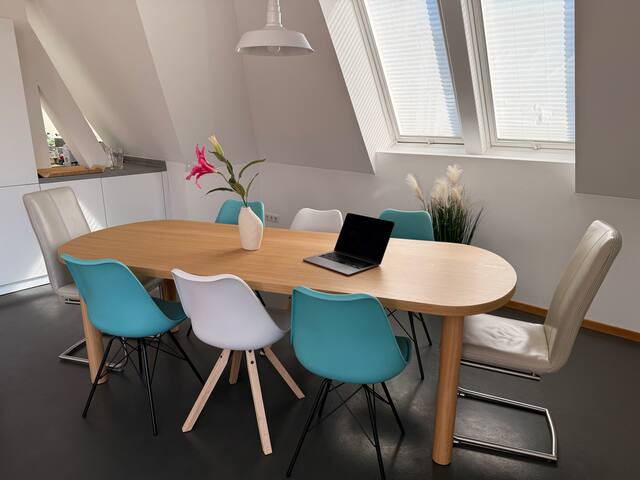 Riesige Dachgeschoss-Wohnung in zentraler Lage