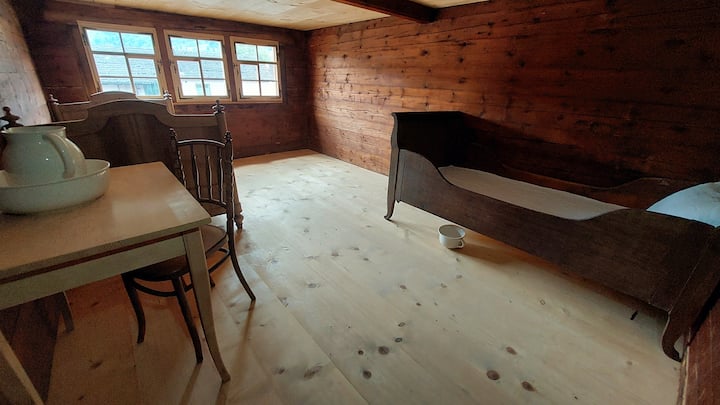 Firstkammer
Vom Bett aus hat man einen herrlichen Blick auf den Grabser Hausberg Margelkopf. Das Bett ist mit 100 x 200 cm das grösste im Haus.
Das Kinderbett misst 90 x 180 cm.