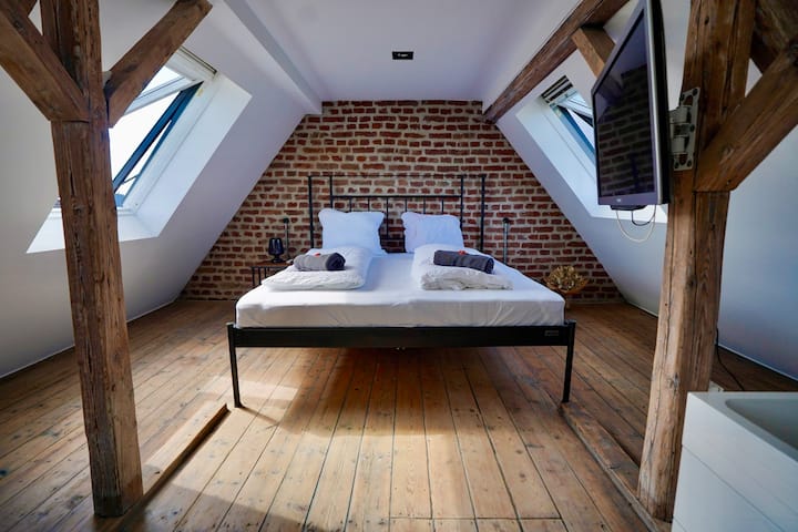 Სასიამოვნო საათები ორი ადამიანისთვის მყუდრო საწოლში? Დიდი საძინებელი გთავაზობთ ყველაფერს, რომ დაისვენოთ შესანიშნავ გარემოში.