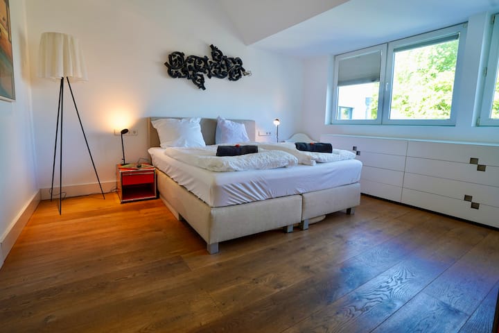 Გსურთ, თავი ლუქს-კლასის სასტუმროში იგრძნოთ? Მოგესალმებათ მეორე საძინებელი დიდი ზომის საწოლითა და ინტეგრირებული სააბაზანოთი!