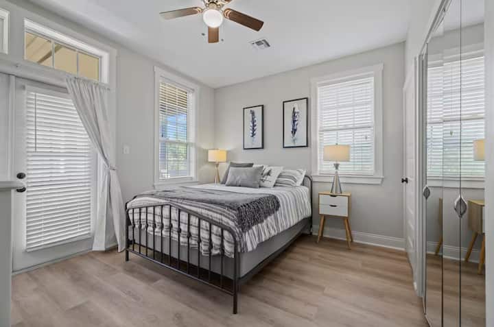 Schlafzimmer 2 Haupthaus (Queensize-Doppelbett)