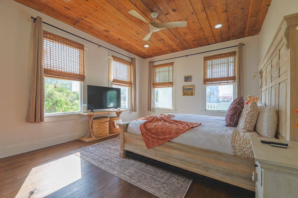 Главна спална соба со брачен кревет (широк 150-179 см), паметен телевизор за стриминг и прошетка во плакар