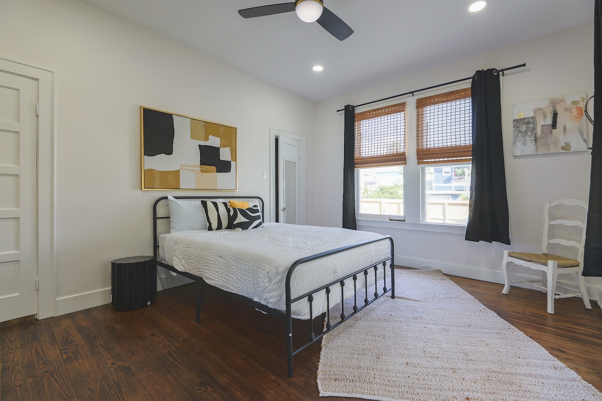 Спална соба бр. 3 со брачен кревет (широк 150-179 см) и гардеробер