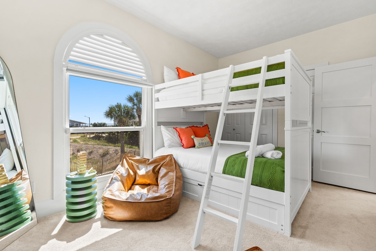 Chumba cha Ghorofa: Inang 'aa na inavutia, inafaa kwa usiku uliojaa burudani na mandhari ya ufukweni yenye jua huko The LayLow!