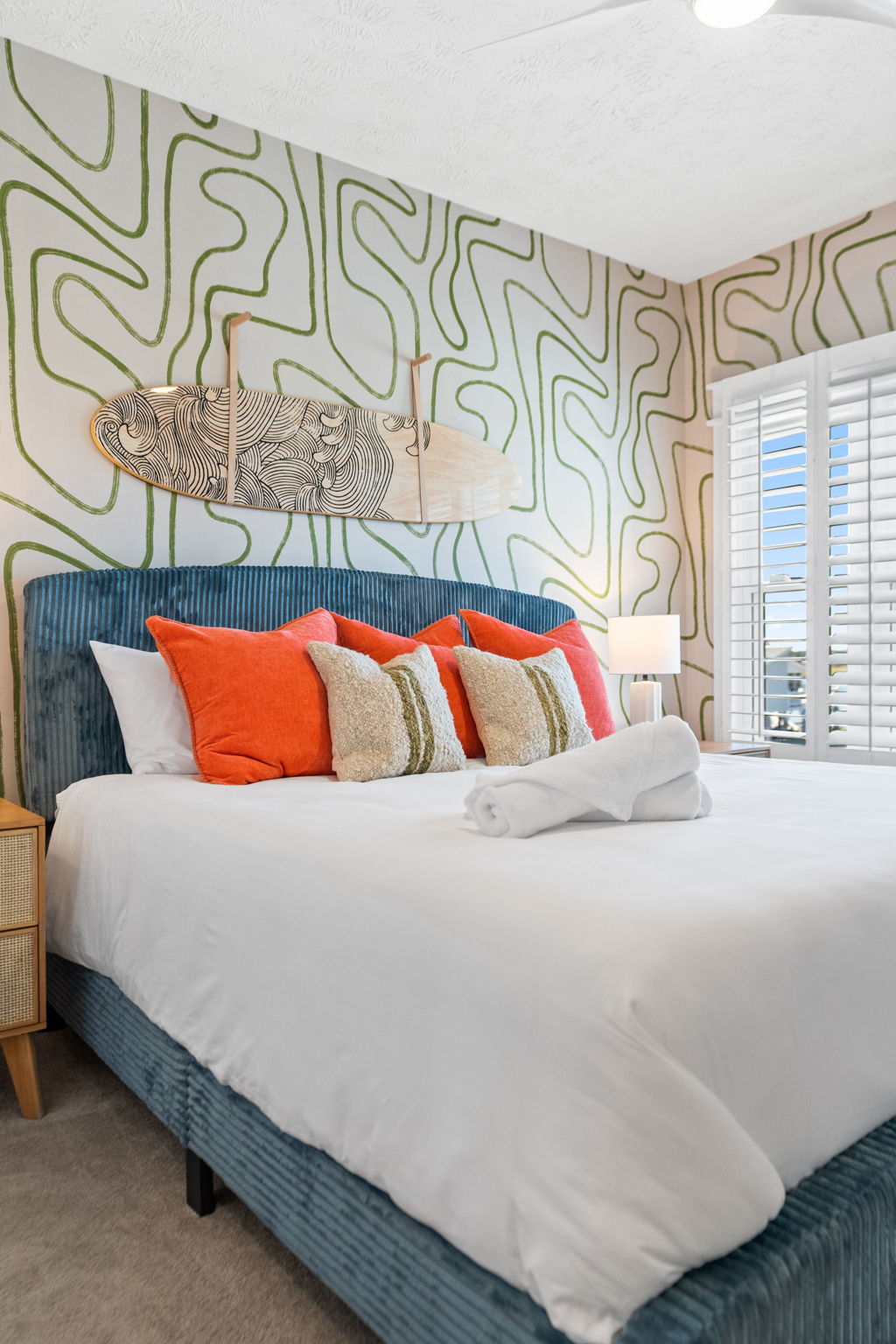 Mapumziko ya Chumba cha kulala: Mapambo mazuri na kitanda cha kifahari huunda sehemu nzuri ya kupumzika kwa ajili ya jasura za ufukweni!