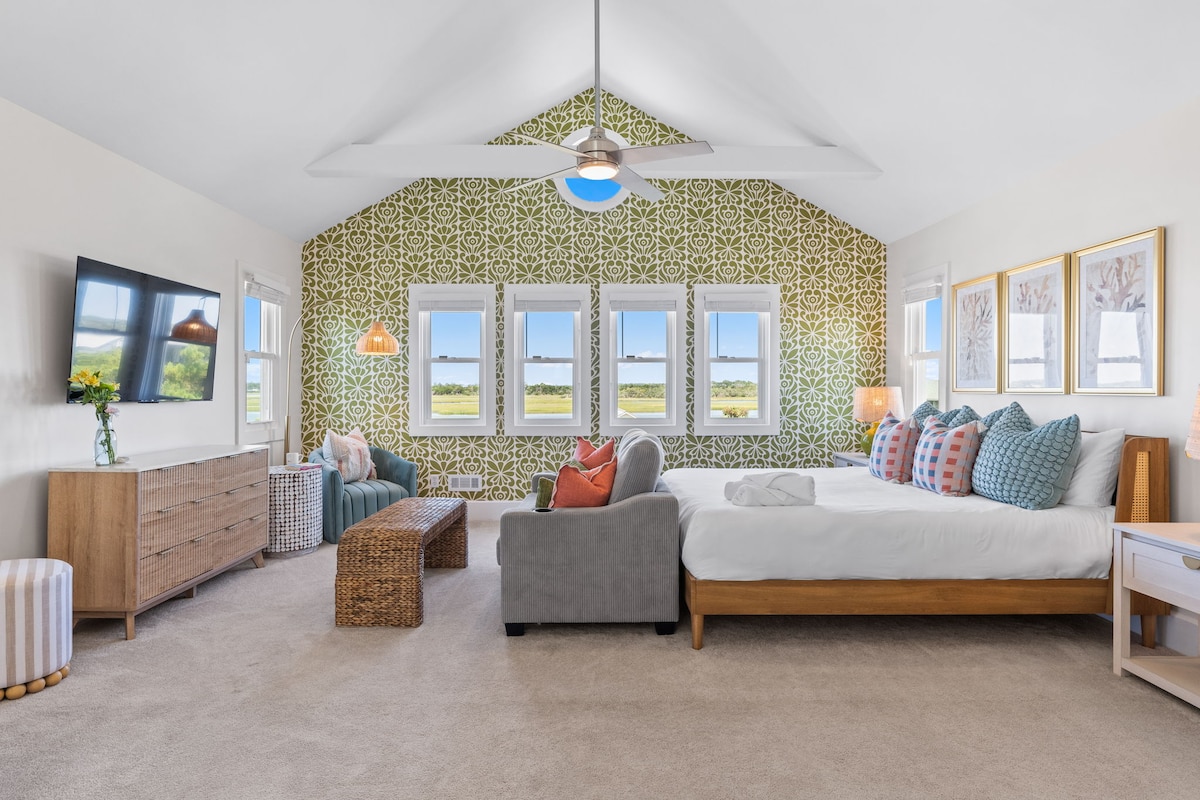 Pana Master Bedroom Retreat: Mapambo angavu, mandhari ya pwani na viti vya kifahari kwa ajili ya mapumziko ya hali ya juu katika The LayLow!