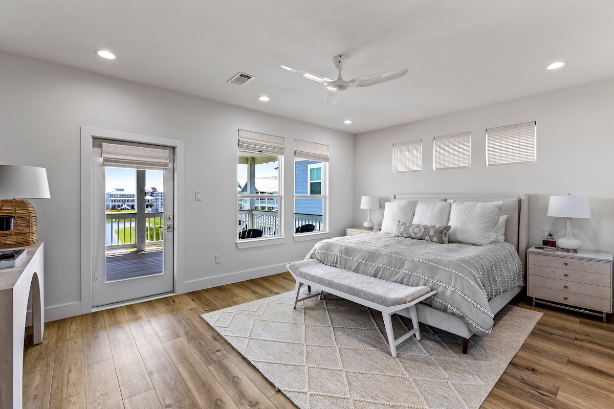 غرفة نوم رئيسية في الطابق العلوي مع إمكانية الوصول إلى حمام ملحق وشرفة خاصة. 