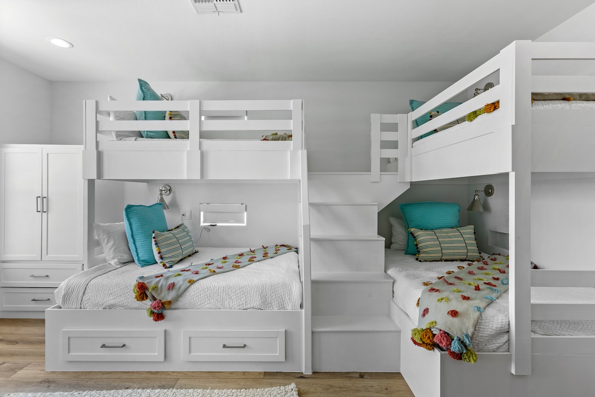 سرير مزدوج بطابقين مع حمام ملحق. 