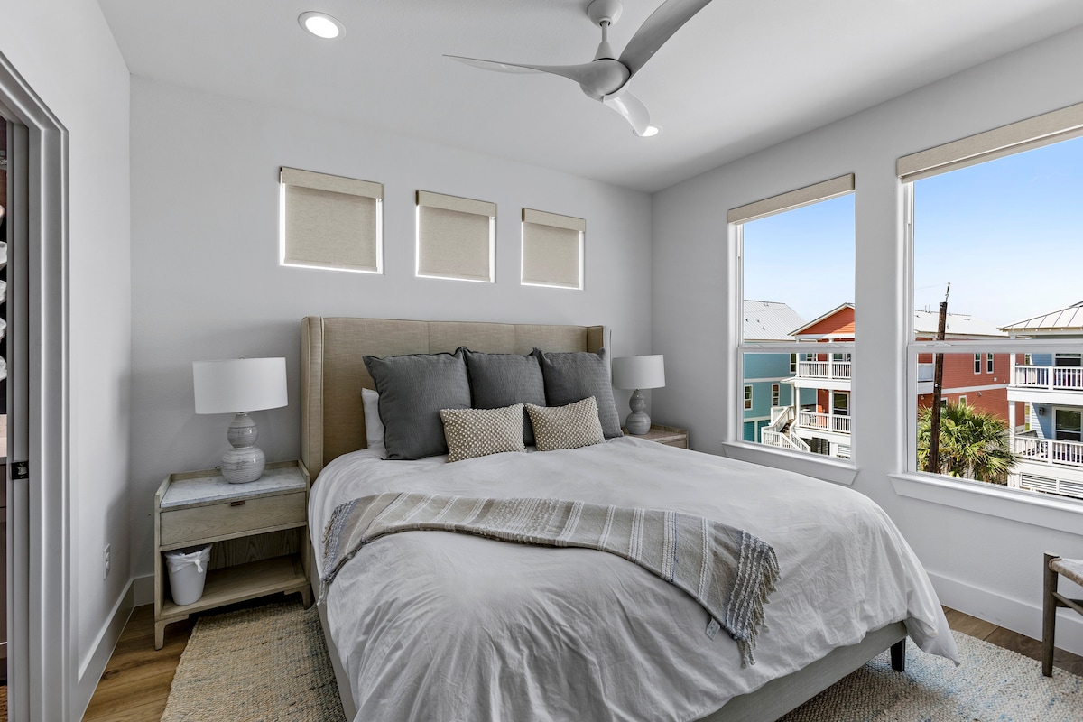 سرير بحجم كينج مع إمكانية الوصول إلى حمام ملحق.