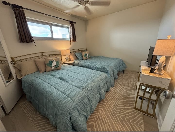 Dva bračna kreveta s walk-in garderobom, stropnim ventilatorom, pametnim televizorom i toaletnim stolićem