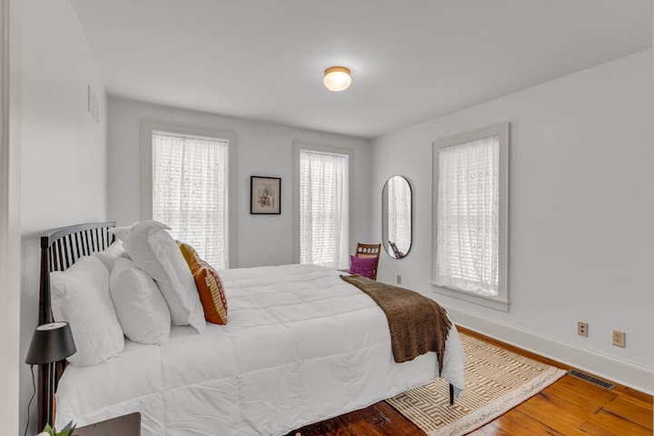 Ici, on s'endort facilement. De grandes fenêtres inondent la chambre de lumière naturelle, tandis que le lit confortable vous invite à ralentir et à vous ressourcer.