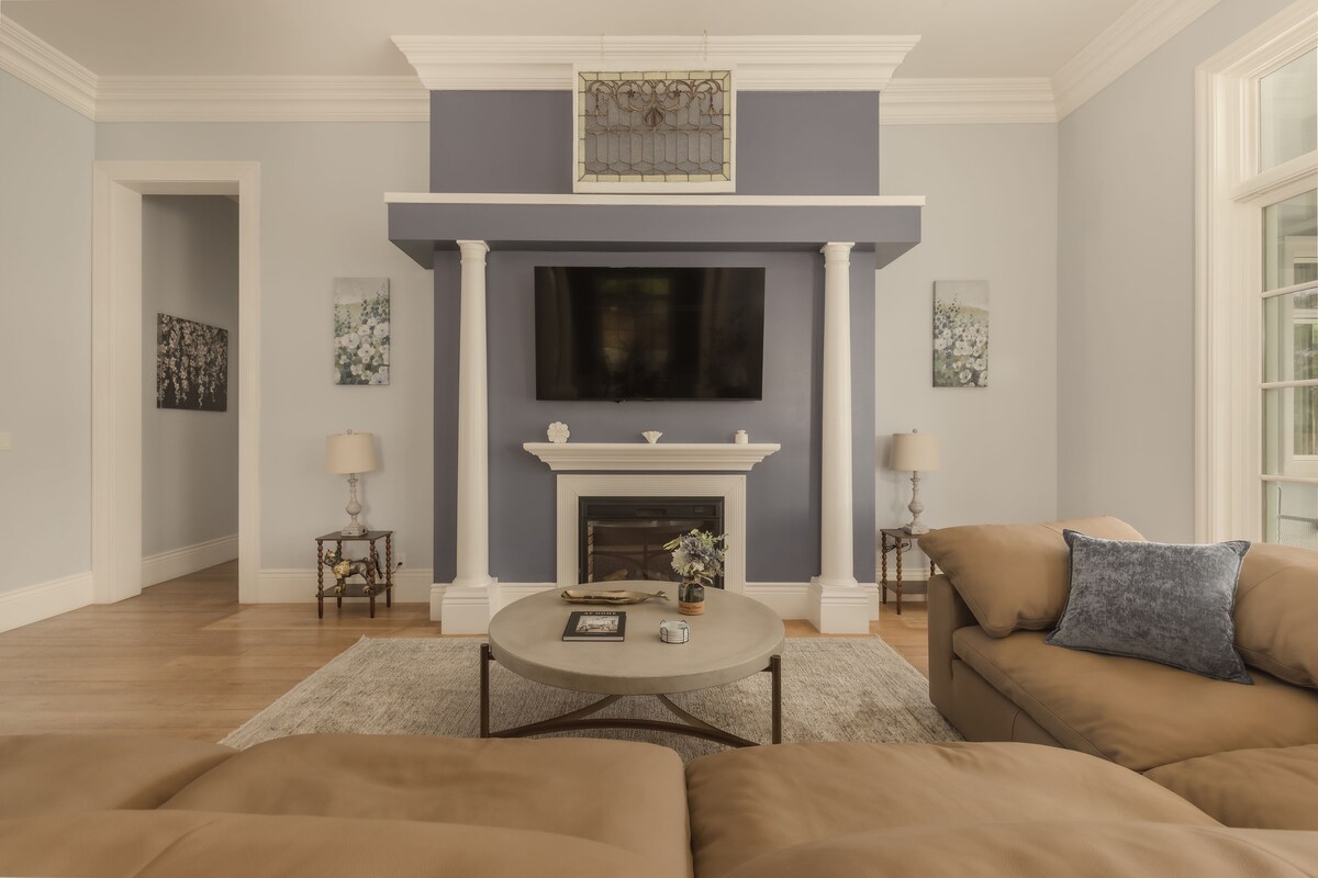 Popular Airbnb listing: Luxury family-friendly villa with resort backyard in Vista