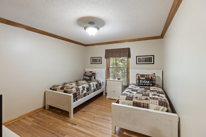 Dos camas individuales en el piso principal.