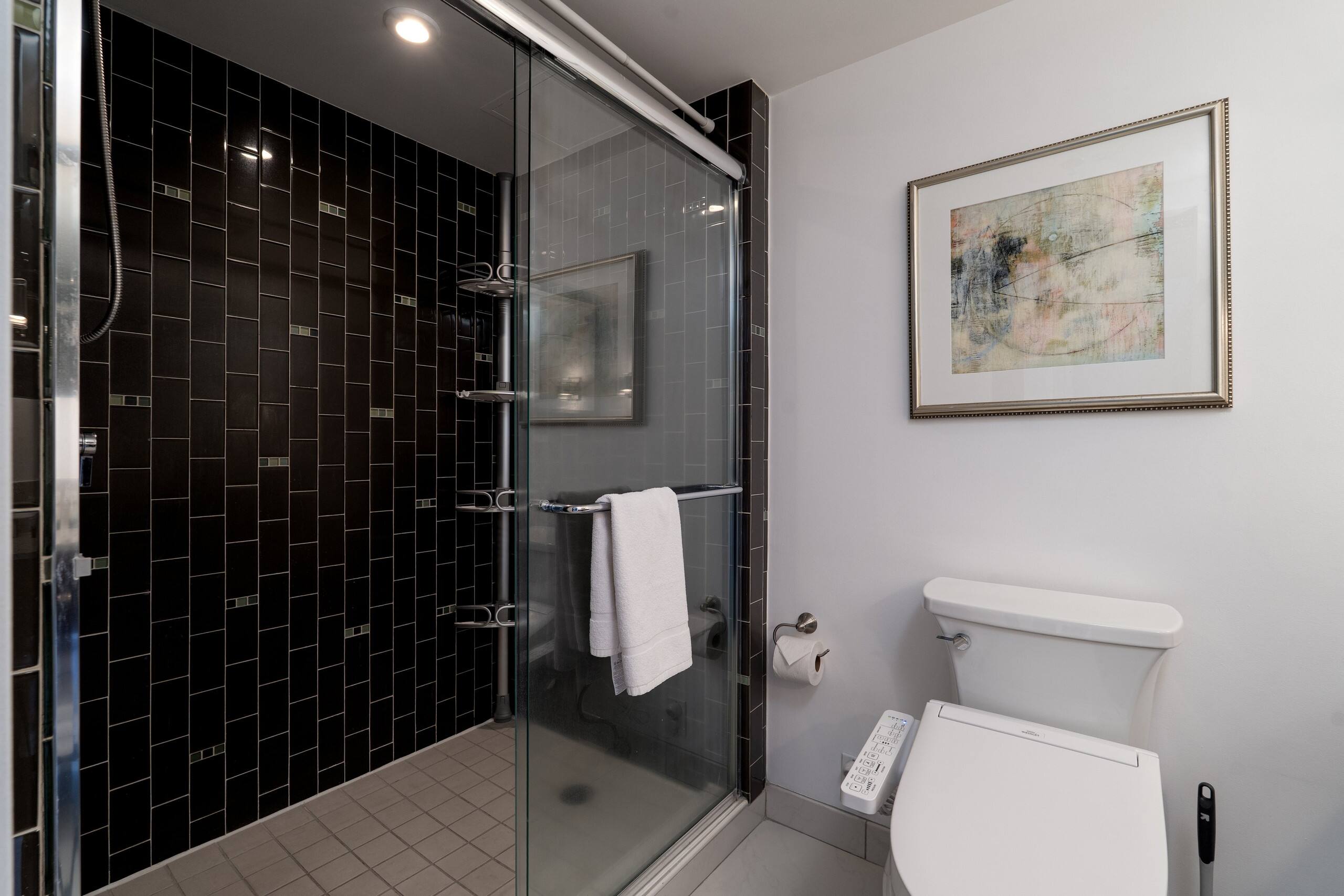Condo in Honolulu · ★4.9 · 1 bedroom · 2 beds · 1 private bath - Image 19