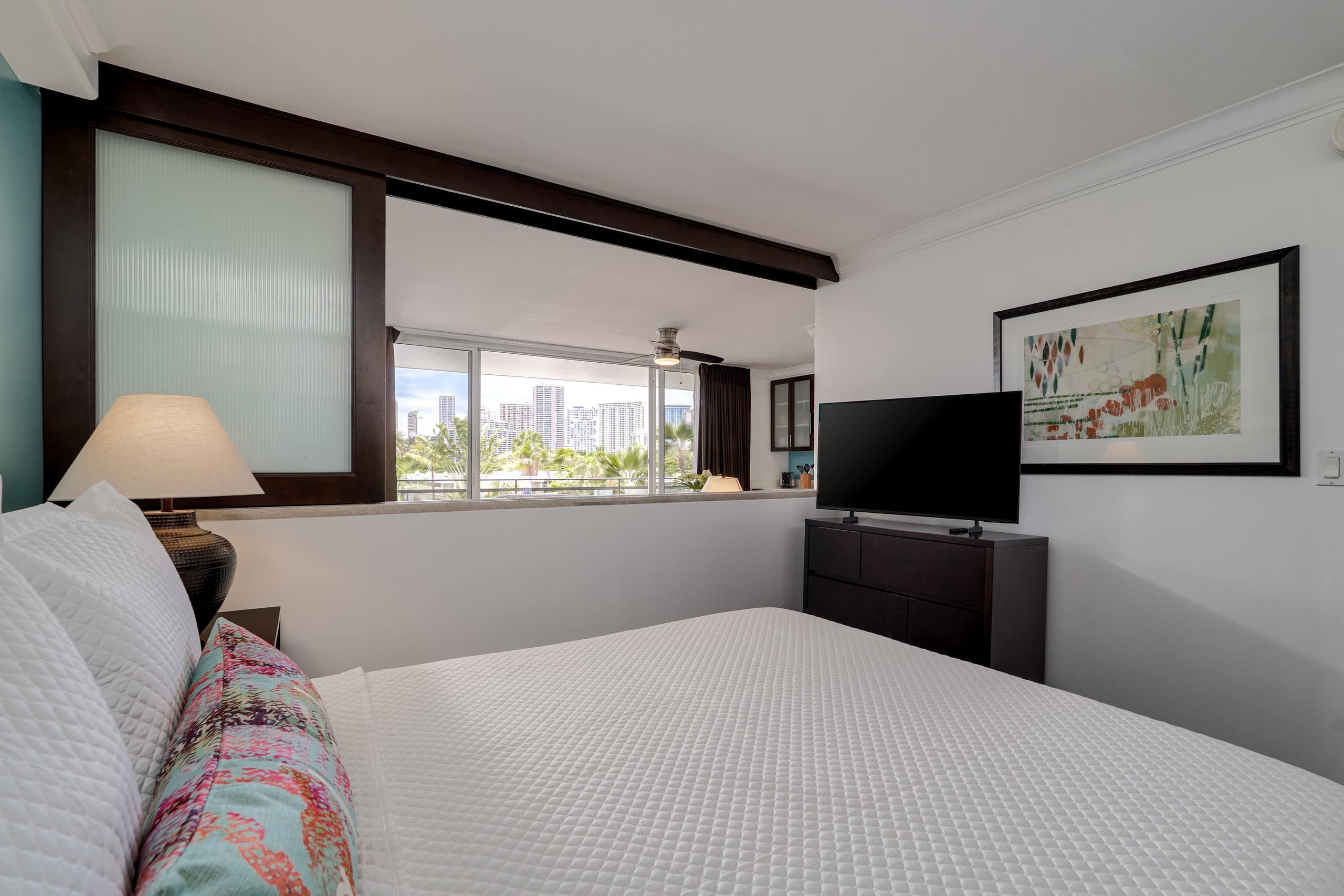 Condo in Honolulu · ★4.9 · 1 bedroom · 2 beds · 1 private bath - Image 15