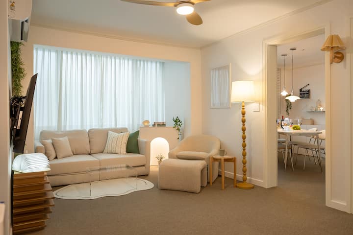 넓은 집이기 때문에 거실은 온전히 친구, 가족들과 함께 쉴 수 있는 공간으로 꾸몄어요. Budući da je smještaj prostran, dnevni boravak uređen je kao ugodan prostor u kojem se možete u potpunosti opustiti i kvalitetno provesti vrijeme s prijateljima i obitelji.