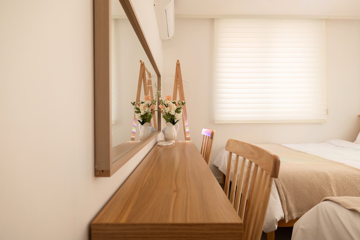 Საძინებელი 1 მომზადებულია გრძელი მაგიდა, რომელიც შეგიძლიათ გამოიყენოთ სამსახურისთვის ან მაკიაჟისთვის, რომ სულ 4 ადამიანისთვის არ იყოს ადამიანების დეფიციტი. საძინებელი 1 განკუთვნილია მაქსიმუმ ოთხი სტუმრის კომფორტული დასაბინავებლად, გრძელი მაგიდით, რომელიც განკუთვნილია სამსახურისთვის ან მოსამზადებლად, მაგალითად, მაკიაჟის გასაკეთებლად.