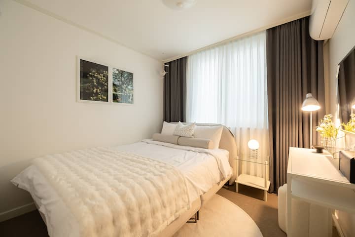 Spavaća soba 1 ima zavjese za zamračivanje. To je značajka koja će se svidjeti gostima koji ne vole da ujutro ulazi jako svjetlo. Prva spavaća soba ima zavjese za zamračivanje, što je vrlo pažljivo detalj za goste koji žele da ujutro ne prodire jaka svjetlost. (Trenutačno na fotografiji nema cilindričnog jastuka)
