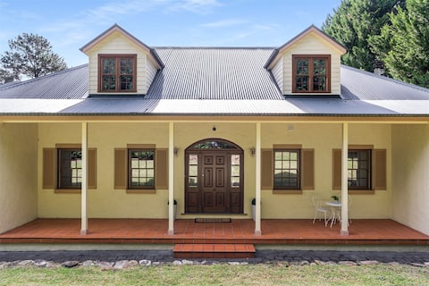 Stylish Riverside Home  in the heart of Berrima